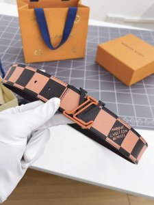 寬：40Mm 驢家新品 驢家出品 男士新品腰帶 皮帶面飾有迷彩格子紋圖案 搭配墨綠色小牛皮底 全新掛扣五金搭扣 雙面可用 以一當二