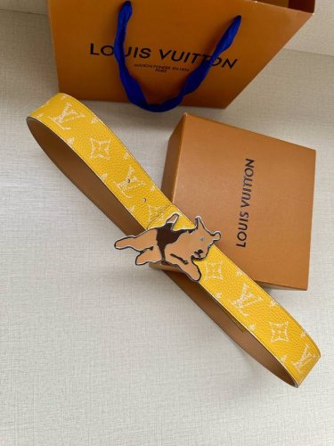 特 本款4.0宽 Lv Initiales 双面腰带推出缤纷新色。一面为华美 Taurillon 皮革铺陈品牌经典图案，一面以光滑素雅牛皮革展露低调个性。Lv