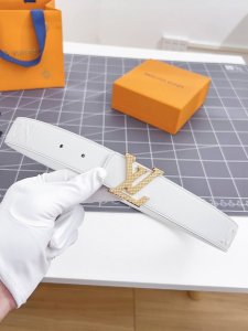 特 寬度：35Mm Lv S-Lock系列 宽度3.5Cm 精致的字母搭扣 搭配品牌專用小牛皮压logo标识 双面用