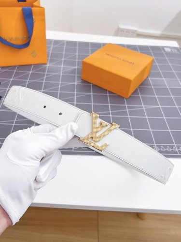 特 寬度：35Mm Lv S-Lock系列 宽度3.5Cm 精致的字母搭扣 搭配品牌專用小牛皮压logo标识 双面用