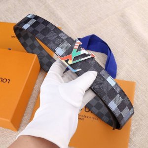 特P160 Flags 40 毫米腰带以超大搭扣定义瞩目格调。缤纷珐琅构筑经典 字母，将 Virgil Abloh 工作室员工的祖国旗帜融汇一处 Flagifi