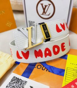 皮带：Lv..路易..顶级原单复刻. 腰带：百分百头层牛皮，保证真皮。双层铆钉设计24K纯钢扣涂鸦彩绘图案艺术双面可用专柜同等质量， 送人自用首选 包装： 请认