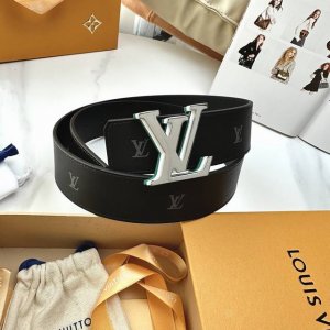 原版包裝 DDD L0Uis Vuitt0N 今季新品 男士原單腰帶 寬度40毫米 進口小牛皮面飾有字母壓紋質感圖案 進口小牛皮配色底 搭配新款五金 可雙面佩戴