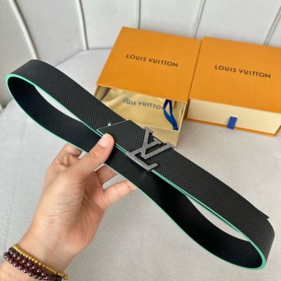 寬：35Mm 驢家新品 Ss特別限定男士休閒腰帶 搭配原版雙面小牛皮壓飾有米格紋路 新款綠色游邊 搭配全新字母搭扣 與腰帶相結合 雙面用