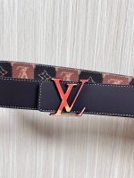 Lv 40Cm，当季新款，一面帆布印细腻大格，一面进口牛皮，搭配精品扣，实物实拍官网同步。4.0宽印大兰绿格。