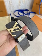 品名 Lv..路易..威登腰带皮带原单 型号 挂扣 经典纯钢材质挂扣 头层牛皮 图片实物拍摄 材料 头层牛皮 挂扣系列 纯钢材质扣头 钯镀电镀工艺永不掉色 原版