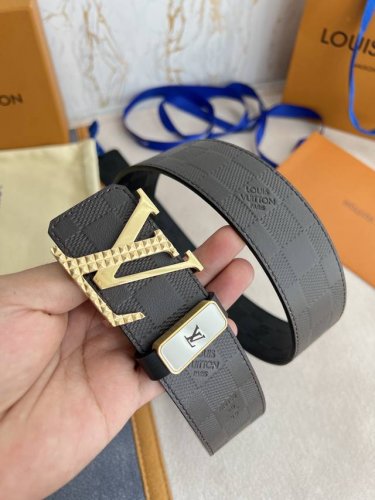 品名 Lv..路易..威登腰带皮带原单 型号 挂扣 经典纯钢材质挂扣 头层牛皮 图片实物拍摄 材料 头层牛皮 挂扣系列 纯钢材质扣头 钯镀电镀工艺永不掉色 原版