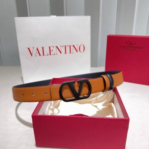 Valentino 华伦天奴 采用双面纳帕头层牛皮 纯铜精品扣头打造 柔软细腻，休闲商务，百搭大方，简约大气！ 尺寸：3.0Cm 颜色：土黄配黑色烤漆黑扣