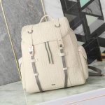 这款 Dior Hit The Road 翻盖双肩背包将现代风格与Dior 的高订精神融为一体。Dior Gravity 印花效果皮革采用压花工艺将经典图案精致