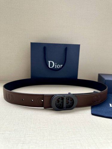 特 Dior 这款 35毫米双面腰带结合典雅气质与摩登风范。一面则采用迪奥灰粒面牛皮革，另一面则采用同色调压花 Cd Icon 标志。长度可调节，可搭配各式 3