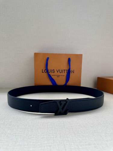 特 Lv Heritage 双面腰带，3.4 宽。精选粒面皮革与纳帕皮革，搭配抛光且菱形新款 Lv 搭扣，独具魅力。微弧形边缘与摩登形状末端，尽显细致匠心，无疑