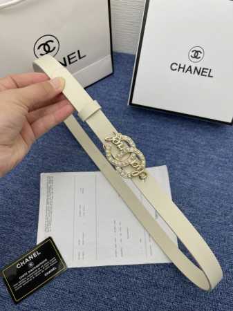 品牌香奈儿女带 描述双面原版皮可调节式皮带，小牛皮材质，配有钯金色和银色钢金属扣 牛皮材质 不锈钢 香奈儿扣 2.0厘米 意大利制造 腰带为意大利尺寸，请在购买 - 点击图像关闭