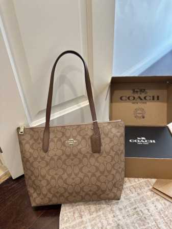 顶级原单 官网飞机盒包装 Coach 新品 Fiona Zip Tote 30 Coach 新品 Fiona 托特来了 这个尺寸的包包，感觉大小也是很合适 有自 - 点击图像关闭