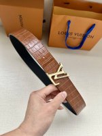 特 本款腰带4.0宽:Lv Pyramide 腰带焕新加入路易威登稀有皮革配饰系列。鳄鱼皮革呈现雍容纹理，Lv Pyramide 搭扣闪耀金属光泽。