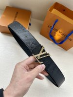 特 4.0宽 Speaker 腰带令 Monogram 压纹贯穿左右，以字母搭扣道出 春夏系列的时尚新意，为品牌经典注入摩登格调。