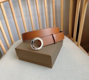 Burberry 巴宝莉专柜同步上新意大利制皮革腰带 搭扣处亮眼装饰镌刻品牌徽标图案 灵感源自品牌标识性Society赛尔迪手袋中的亮泽按扣设计 宽:3.5cm