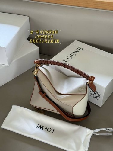 配盒 尺寸：24*15Cm Loewe 几何包Puzzle 特殊编制手柄让Puzzle又添了几分工艺感 谁懂这个特别版本Puzzle 的 罗意威拼色灰白Puzz