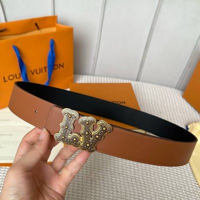 寬：40Mm 驢家当季新品 雙面均可使用 双面為柔軟的十字紋小牛皮製作 全新字母搭扣設計與腰帶搭配相呼應 成為獨特的亮眼之作！