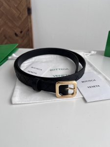 Bv 2025最新款女士编织腰带 纯手工Intreccio大格子编织 双面意大利小牛皮搭配日字型微复古金色针扣 可活动皮环 皮带宽度2Cm 颜色: 黑色