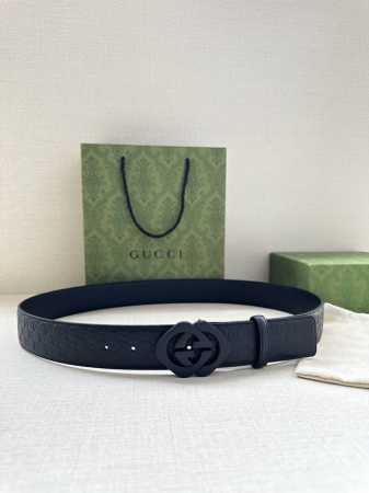 特 Gucci互扣式双G带、砂黑五金扣腰带，采用热压印技术的Gucci Signature皮革精制而成，触感厚实，印花图案清晰分明。 - 点击图像关闭