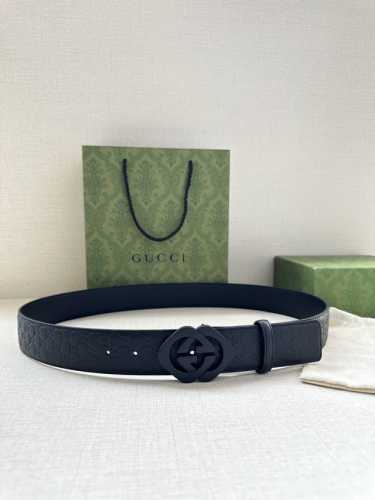 特 Gucci互扣式双G带、砂黑五金扣腰带，采用热压印技术的Gucci Signature皮革精制而成，触感厚实，印花图案清晰分明。