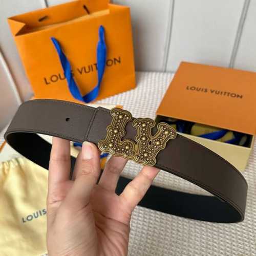 寬：40Mm 驢家当季新品 雙面均可使用 双面為柔軟的十字紋小牛皮製作 全新字母搭扣設計與腰帶搭配相呼應 成為獨特的亮眼之作！