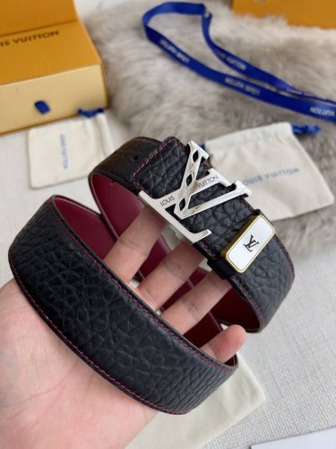 品名： Lv..路易..威登腰带皮带原单 型号：挂扣，经典纯钢材质镂空挂扣，头层牛皮，图片实物拍摄 材料：头层牛皮，挂扣系列，纯钢材质扣头，钯镀电镀工艺永不掉色