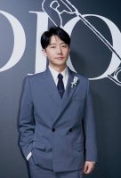 爆款到Do家新款领带 Dior男士 D家Logo系列领带 ，稀有展现精湛手工与时尚优雅的理想选择，这款采用Do家最经典极具标志性Logo提花制成的领带，以同色调