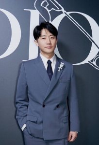爆款到Do家新款领带 Dior男士 D家Logo系列领带 ，稀有展现精湛手工与时尚优雅的理想选择，这款采用Do家最经典极具标志性Logo提花制成的领带，以同色调