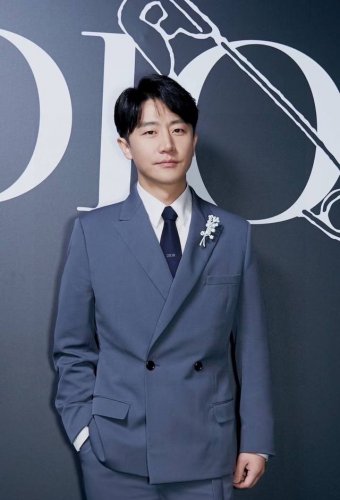 爆款到Do家新款领带 Dior男士 D家Logo系列领带 ，稀有展现精湛手工与时尚优雅的理想选择，这款采用Do家最经典极具标志性Logo提花制成的领带，以同色调