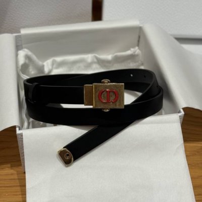 特 -迪家新款女士腰带 这款30 Montaigne Treasure腰带是2025秋季成衣系列全新单品，彰显生动且经典的造型，采用光滑牛皮革等材质精心制作，搭