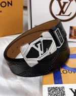 皮带：Lv..路易..威登顶级复刻.镶钻 腰带：原单品质百分百头层牛皮，保证真皮。雕花镂空镶钻工艺.真空电镀.永不掉色.24K纯钢扣纯手工编织系列双面可用专柜同