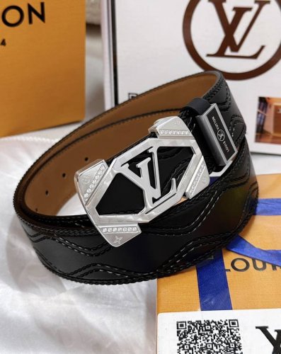 皮带：Lv..路易..威登顶级复刻.镶钻 腰带：原单品质百分百头层牛皮，保证真皮。雕花镂空镶钻工艺.真空电镀.永不掉色.24K纯钢扣纯手工编织系列双面可用专柜同