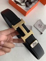 品名： 爱玛仕.Hermes原单 型号：双面使用挂扣，图片实物拍摄 材料：双面头层牛皮，挂扣系列，纯钢质扣头，钯镀电镀工艺五金永不掉色。带身可双面使用，荔枝纹，