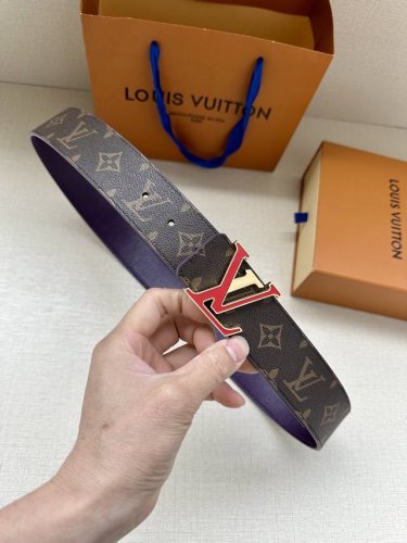 特 4.0宽 Lv Optic 双面腰带聚焦经典 Monogram 图案：一面呈现标志性印花帆布，另一面选用亮色皮革。色彩层叠令 Lv Optic 搭扣倍显瞩目