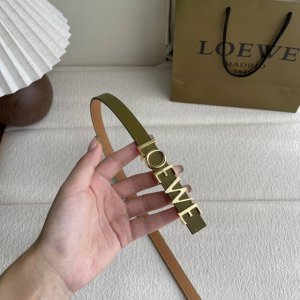 特 罗意威新款光滑牛皮革腰带，饰以金属Loewe标志，宽1.5Cm，五孔调节。颜色：橄榄色