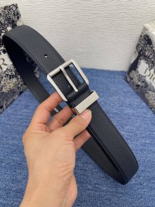 腰带P 35 毫米海军蓝色粒面牛皮革 编号: 4333Rutam_H56E。 这款腰带采用海军蓝色粒面牛皮革精心制作，饰以复古银色饰面黄铜针扣，彰显优雅时尚风范