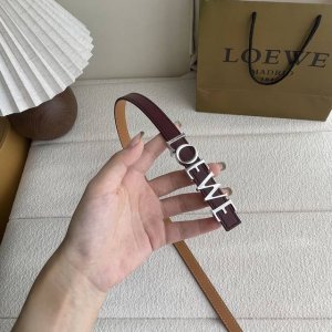 罗意威新款光滑牛皮革腰带，饰以金属Loewe标志，宽1.5Cm，五孔调节。颜色：酒红色