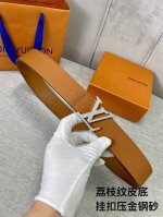 特 本款 Damier4.0宽双面腰带乃魅力天成的典范。由小牛皮制成，以点缀 搭扣的精心镂刻的 Damier 图案彰显品牌精湛工艺，风格时尚。双面皮带增添功能，