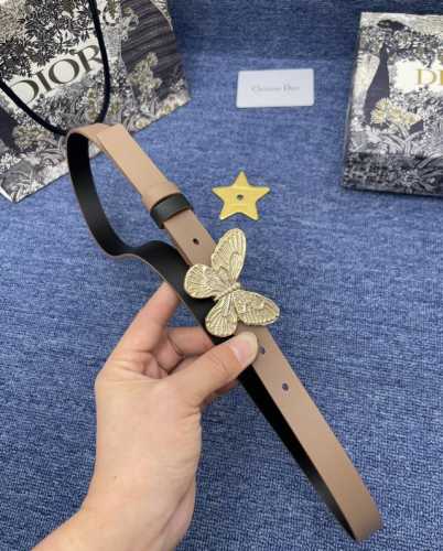 特 迪奥550 2.0Cm 这款 30 Montaigne Avenue 腰带从同名手袋汲取灵感，是二零二三年秋季新品。采用黑色光滑 牛皮革精心制作，质感柔软，