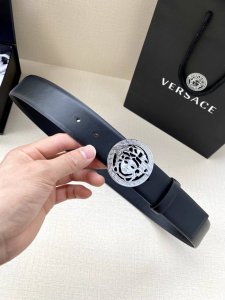 宽度4.0cm 范思哲 此款平纹皮底 腰带饰有标志性的Versace美杜莎头像扣，彰显品牌格调。是一款精美的衣橱必备单品。