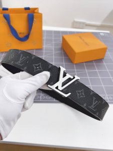 特 寬：40Mm 驢家新品 雙面均可使用 一面為柔軟的十字紋小牛皮 另一面配以色彩繽紛的帆布製作 全新字母搭扣設計與腰帶搭配相呼應 成為獨特的亮眼之作！