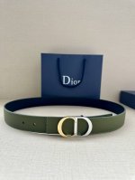 宽度3.5Cm 这款腰带扣是 Dior 新款单品，延续经典设计，饰以 Cd Icon 标志。光金和白色金属覆层形成鲜明的对比。可与各式 35 毫米腰带搭配，提升