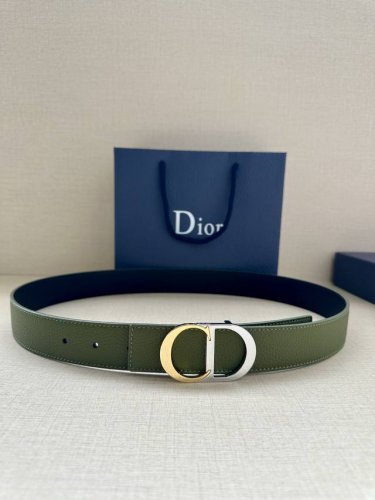宽度3.5Cm 这款腰带扣是 Dior 新款单品，延续经典设计，饰以 Cd Icon 标志。光金和白色金属覆层形成鲜明的对比。可与各式 35 毫米腰带搭配，提升