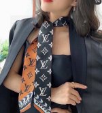 专柜在售 摩登飘带 Lv Crafty Bi Color Bb 束发带秉承摩登美学解构历久弥新的 Monogram 图案，在迥异色彩间释放醒目格调，更有源自皮具