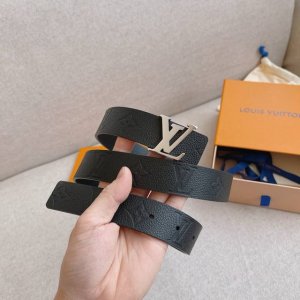 Lv Iconic 双面腰带焕现新意：经典 Monogram Empreinte 皮革拼接柔软雅致的小牛皮，与皮具系列单品搭配相宜。宽度：30Mm