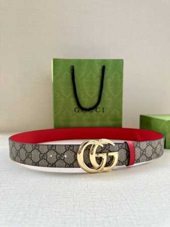 Gucci 宽度3.8Cm 这款宽版腰带饰有双G细节，交织字母图案配件令其更添魅力。这款配饰现已成为Gucci的高辨识度单品，一面采用Gg Supreme帆布， - 点击图像关闭