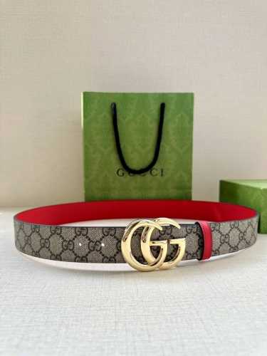 Gucci 宽度3.8Cm 这款宽版腰带饰有双G细节，交织字母图案配件令其更添魅力。这款配饰现已成为Gucci的高辨识度单品，一面采用Gg Supreme帆布，