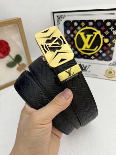 品名：LV..路易..威登自动带 材质：原单牛皮腰带 百分百头层牛皮腰带保证真皮，24K纯钢扣，专柜原单品质、做工精细，时尚大牌，送人自用首选 包装： 请认准如