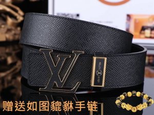皮带：Lv..路易..原单 腰带：百分百头层牛皮，保证真皮。24K纯钢扣双面可用专柜同等质量， 送人自用首选 包装： 请认准如图专柜包装，赠送打孔器，银联发票，